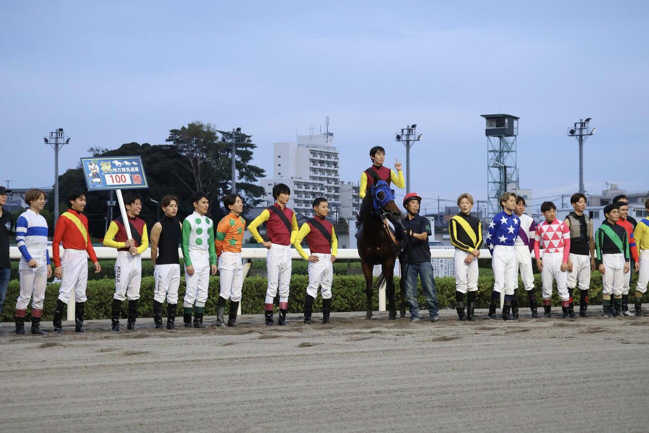 19日の浦和9Rをイーオレイで勝ち地方競馬通算100勝を達成した船橋の仲野光馬騎手（馬上）