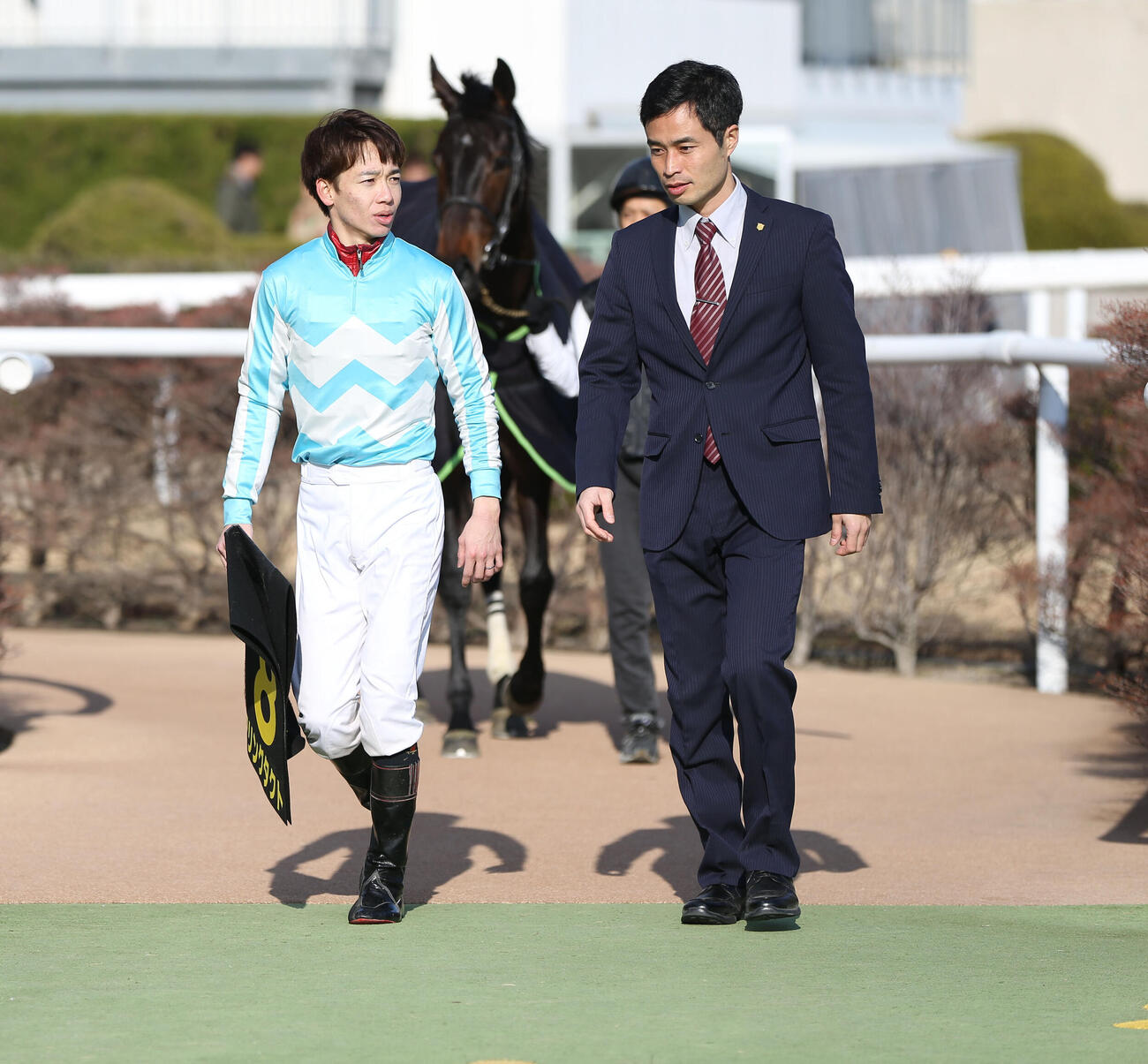 20年エルフィンSをデアリングタクトで制し杉山晴師に話しかける松山騎手
