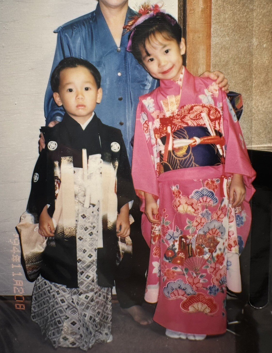 幼少期の松山弘平騎手（左）と姉の侑梨加さん（本人提供）