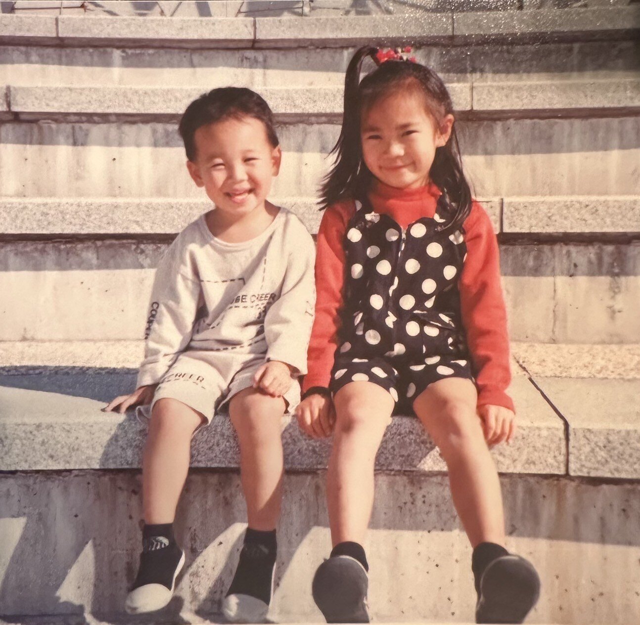 幼少期の松山弘平騎手（左）と姉の侑梨加さん（本人提供）