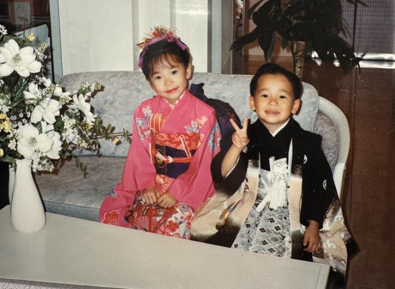 幼少期の松山弘平騎手（右）と姉の侑梨加さん（本人提供）