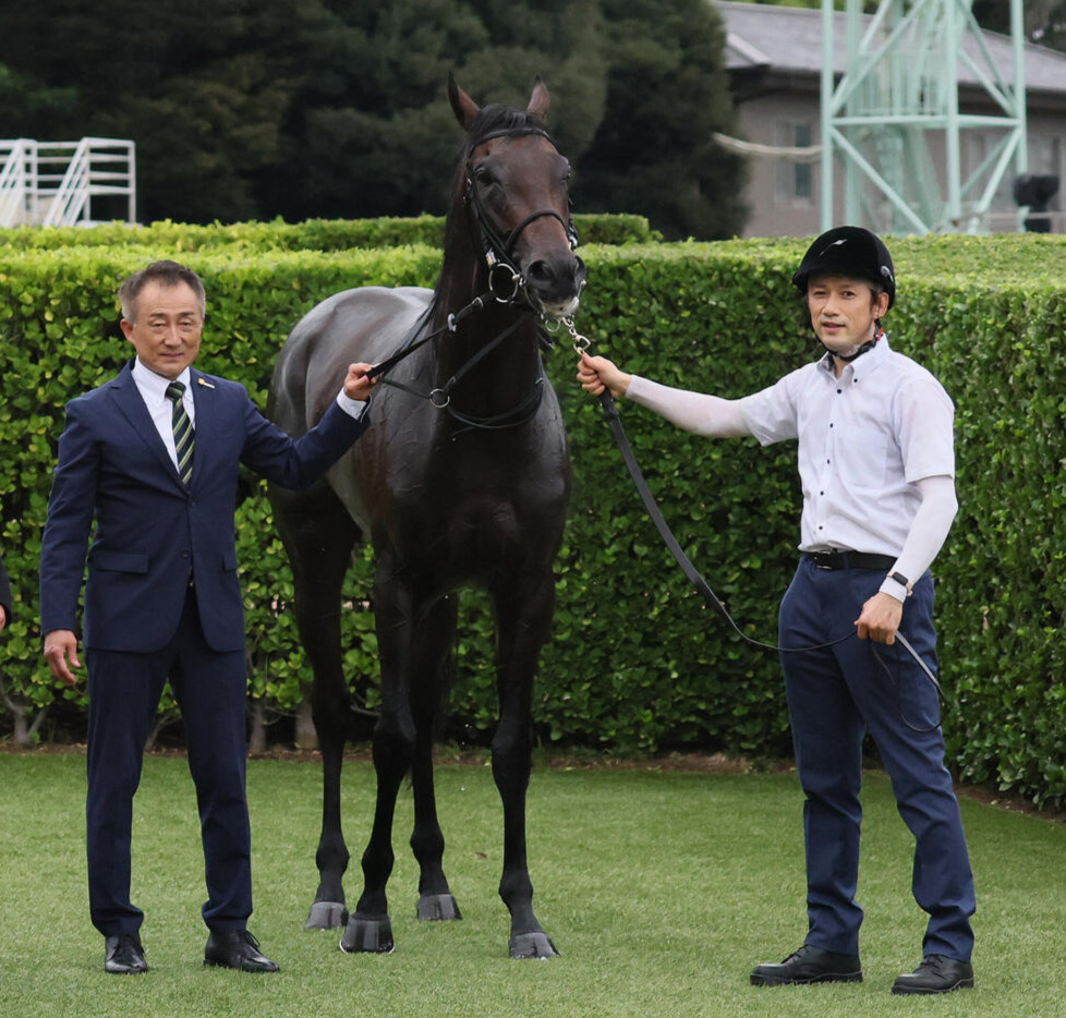 九十九里特別を制したキンググローリーと古賀慎明師（左）