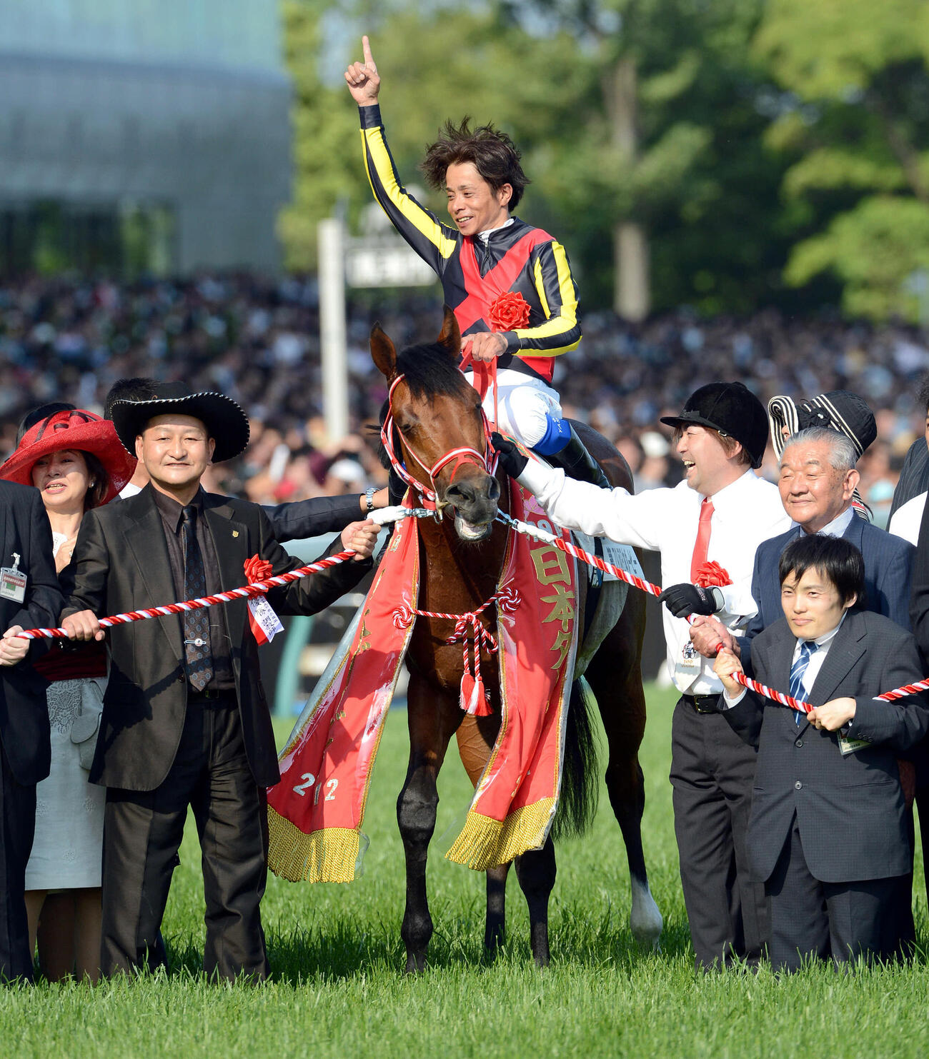 2012年、第79回日本ダービーを制したディープブリランテと口取りに納まる矢作芳人調教師（左）