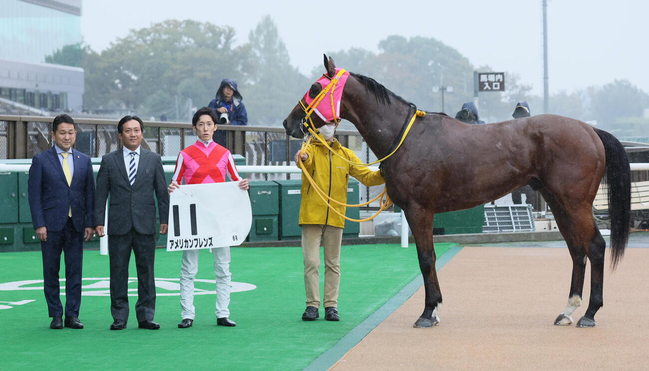 東京6R、2歳新馬戦を制したアメリカンフレンズの口取りをする藤岡健一調教師と津村明秀騎手（撮影・丹羽敏通）