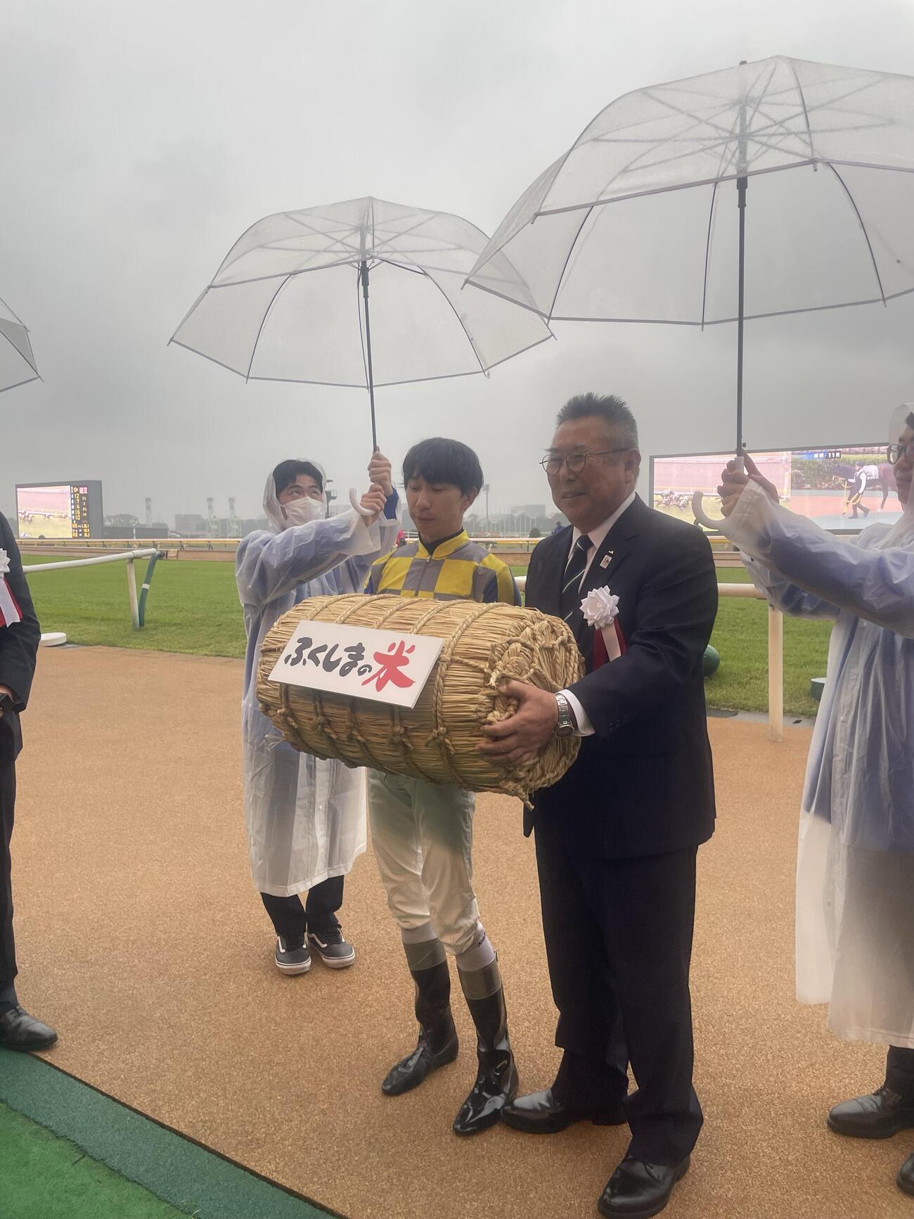 日本農業新聞杯副賞の米俵を手にする横山和生騎手（左）と伊藤和宏オーナー（撮影・奥岡幹浩）