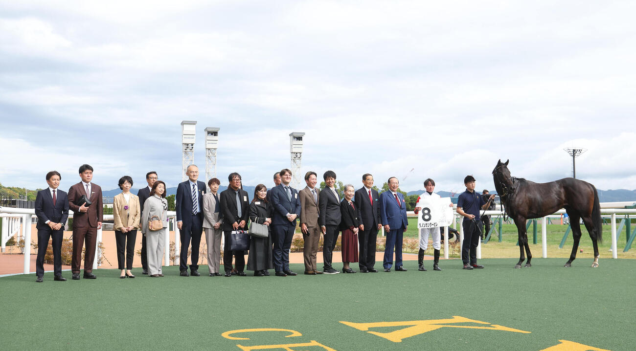京都5R、新馬戦を制したダノンカンタービレと口取りに並ぶ岩田望来騎手（右から2人目）（撮影・白石智彦）