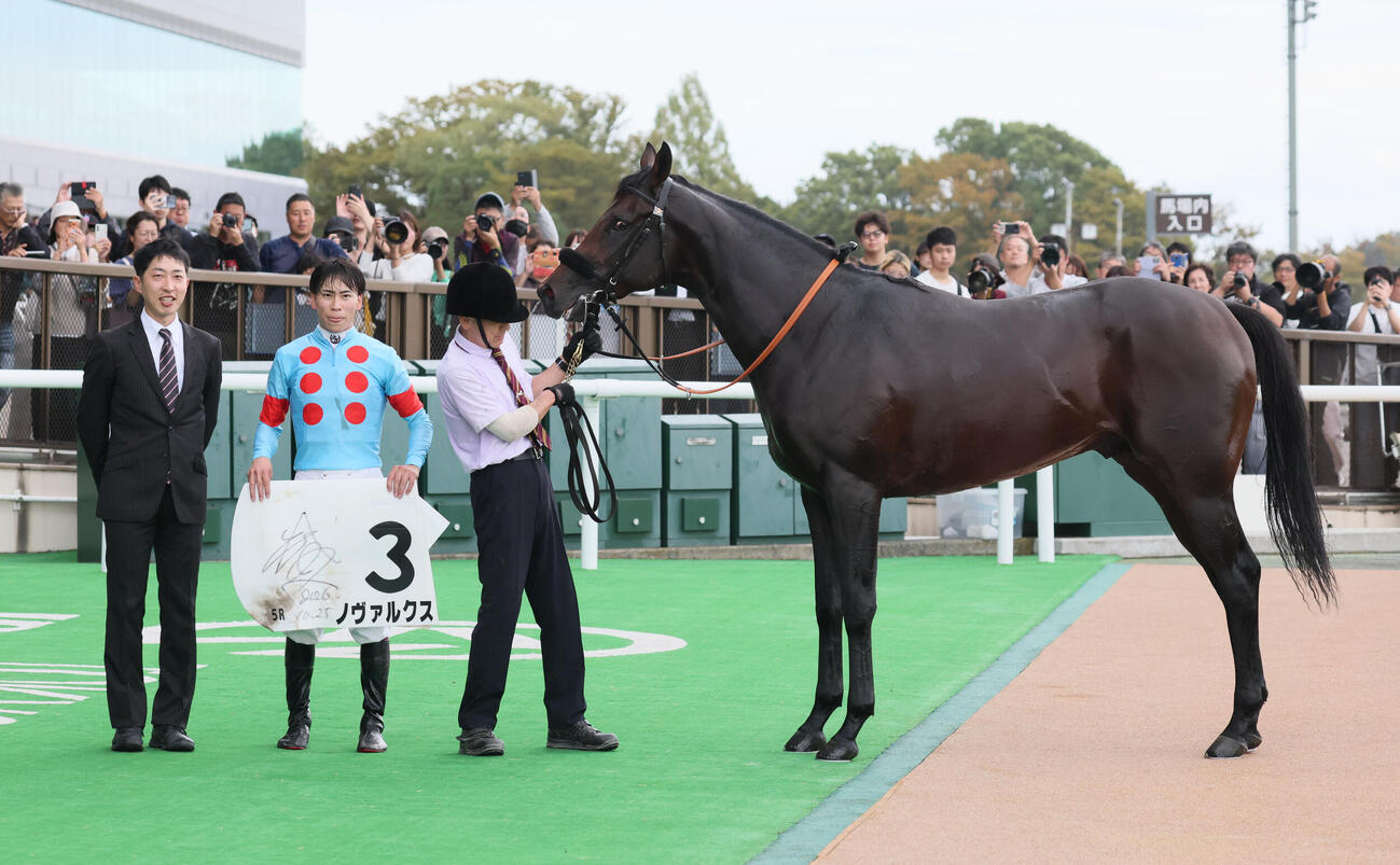 東京5R、2歳新馬戦を制したノヴァルクスの口取りをする横山武史騎手（撮影・丹羽敏通）