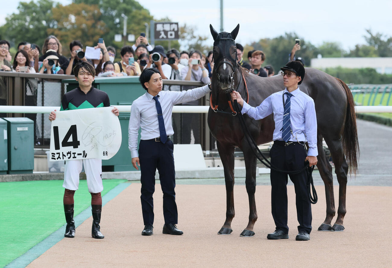 東京6R、2歳新馬戦を制したミストヴェールの口取りをする三浦皇成騎手（撮影・丹羽敏通）