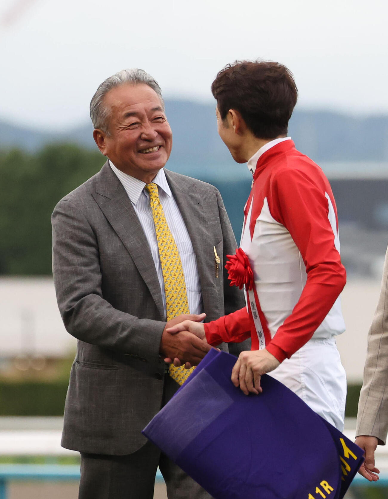 菊花賞を制し、笑顔で武豊騎手（右）と握手する千代田牧場の飯田正剛代表（撮影・白石智彦）