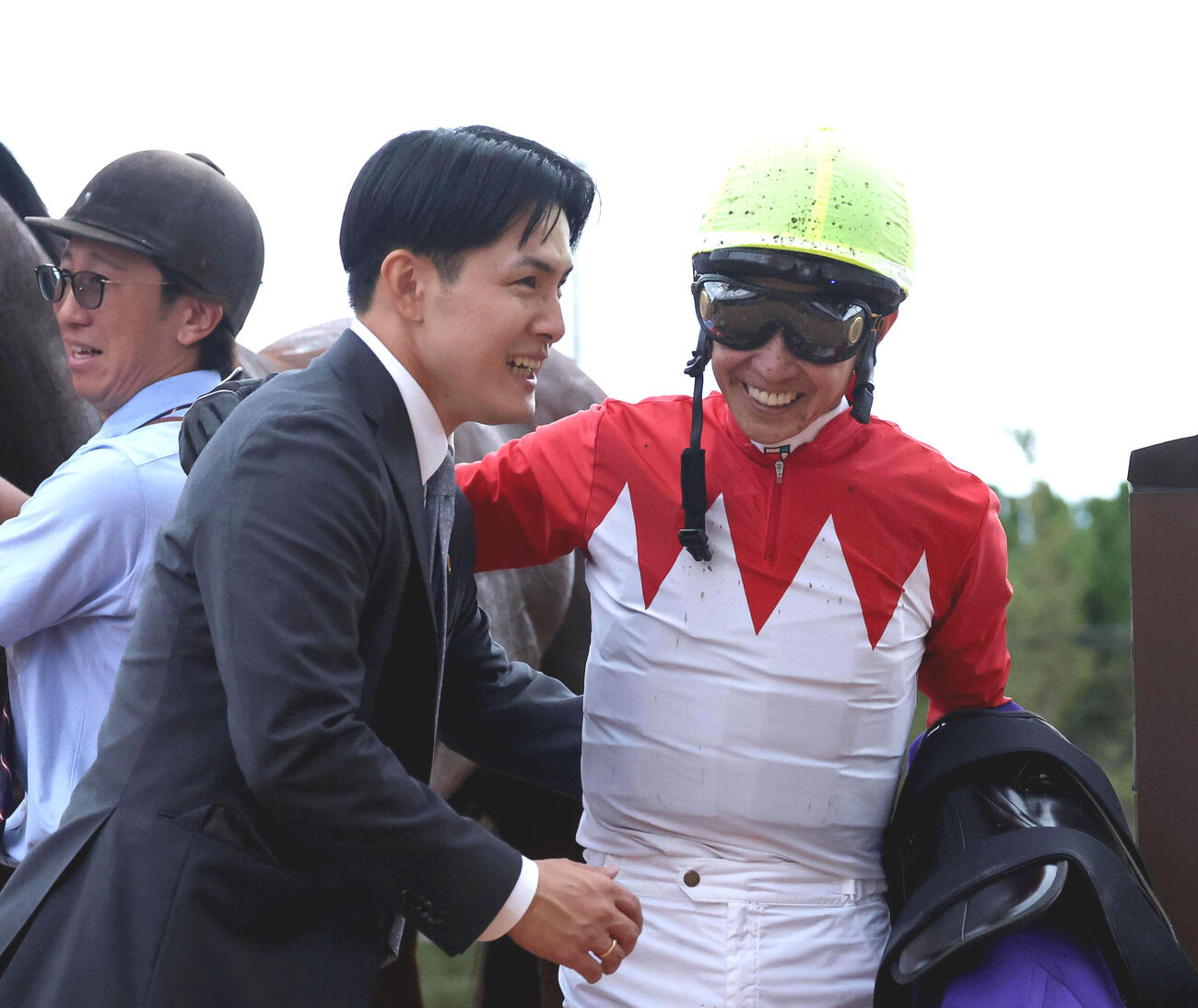 菊花賞を制し肩を組んで喜ぶ上原佑紀調教師（左）と武豊騎手（撮影・白石智彦）