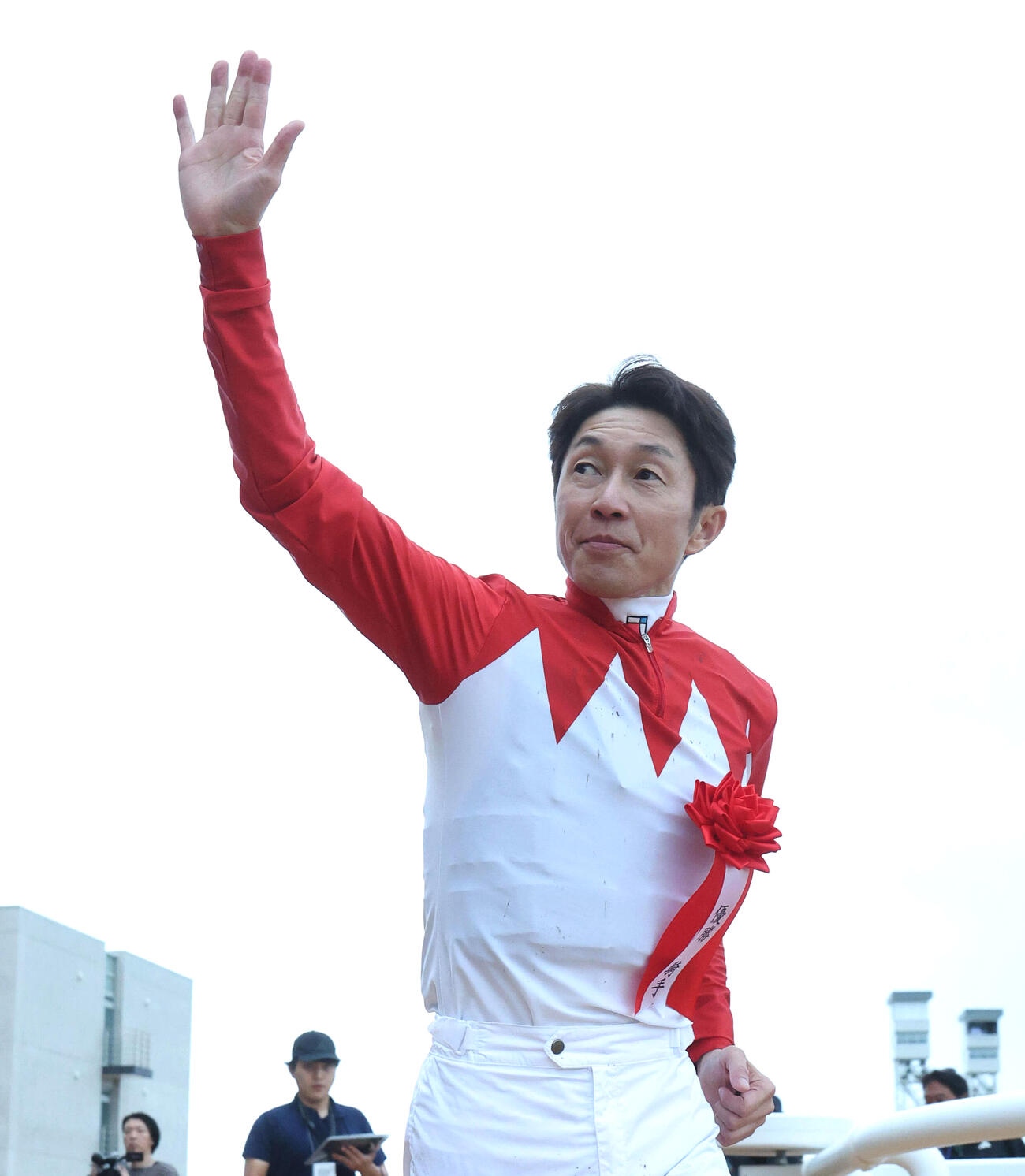 ゴーイントゥスカイで菊花賞を制しファンの声援に応える武豊騎手（撮影・白石智彦）