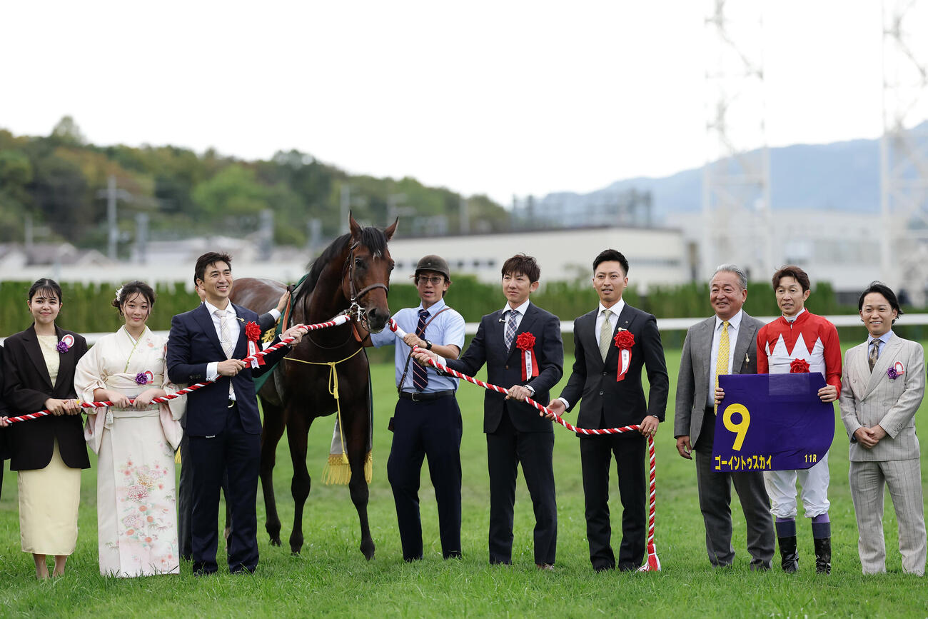 菊花賞をゴーイントゥスカイで制しと口取りに並ぶ桑野オーナー（左から3人目）（撮影・前田充）