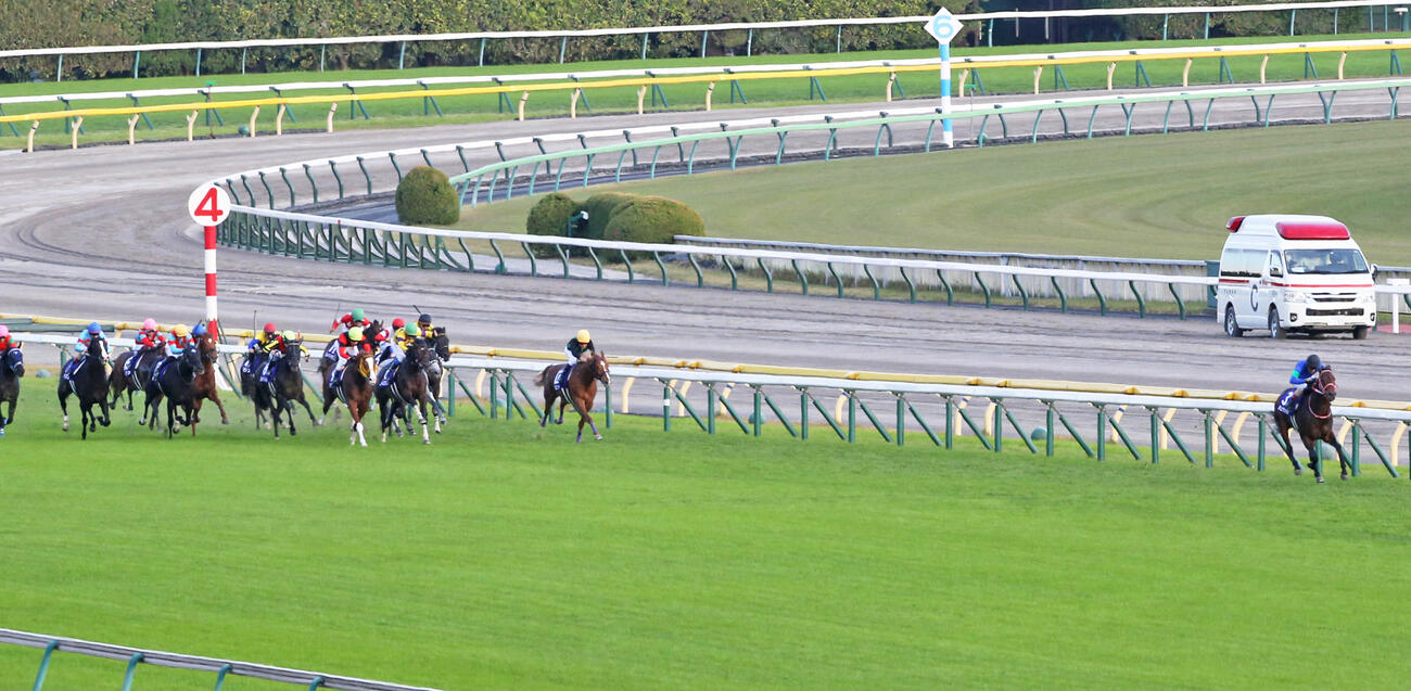 22年天皇賞・秋で大逃げするパンサラッサ（右端）