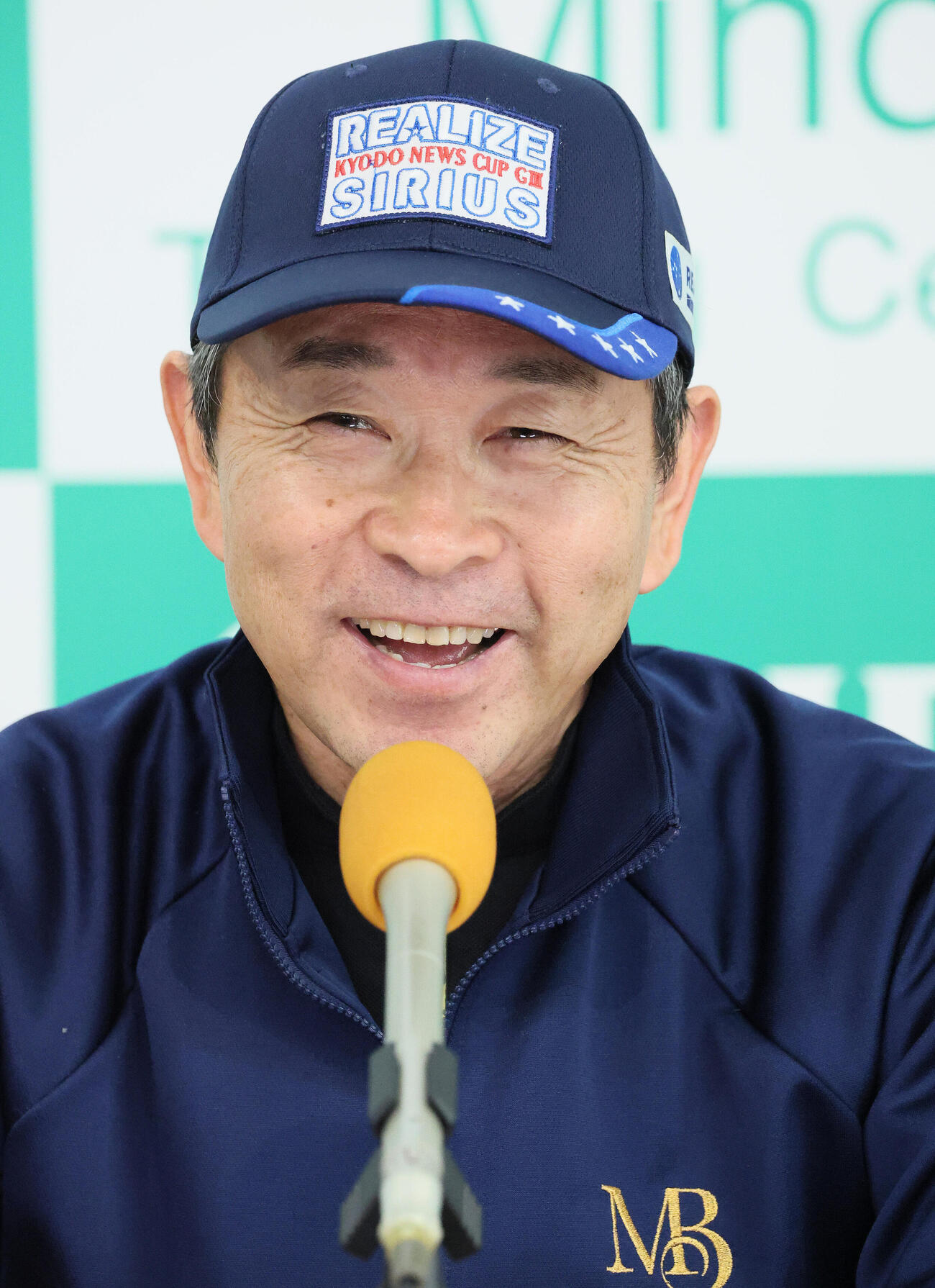 管理馬2頭の最終追い切りを終えて記者会見する手塚貴久調教師（撮影・丹羽敏通）