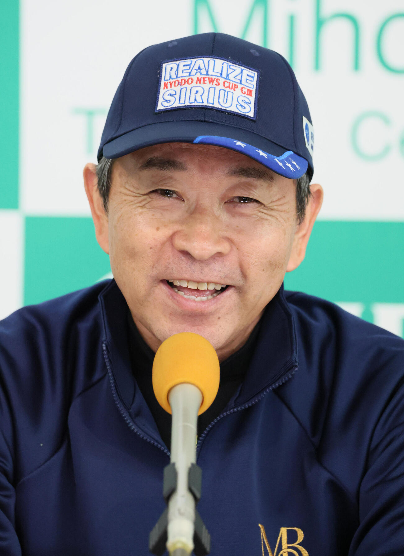 管理馬2頭の最終追い切りを終えて記者会見する手塚貴久調教師（撮影・丹羽敏通）