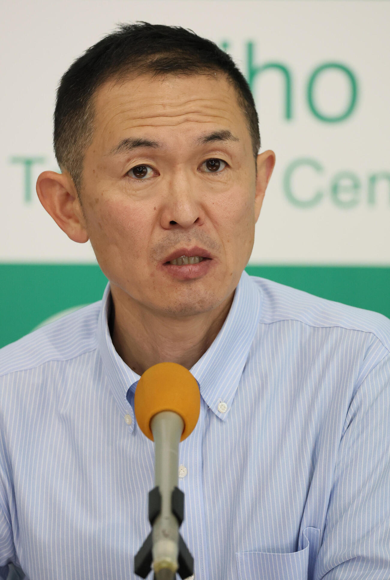 レガレイラの最終追い切りを終えて記者会見する木村哲也調教師（撮影・丹羽敏通）