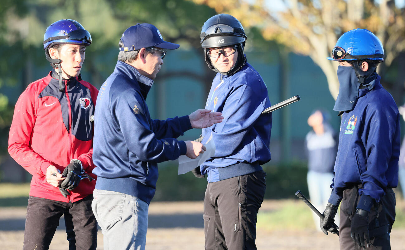 管理馬の最終追い切りを終えて津村明秀騎手（左）、嶋田純次騎手（右）と話す手塚貴久調教師（撮影・丹羽敏通）