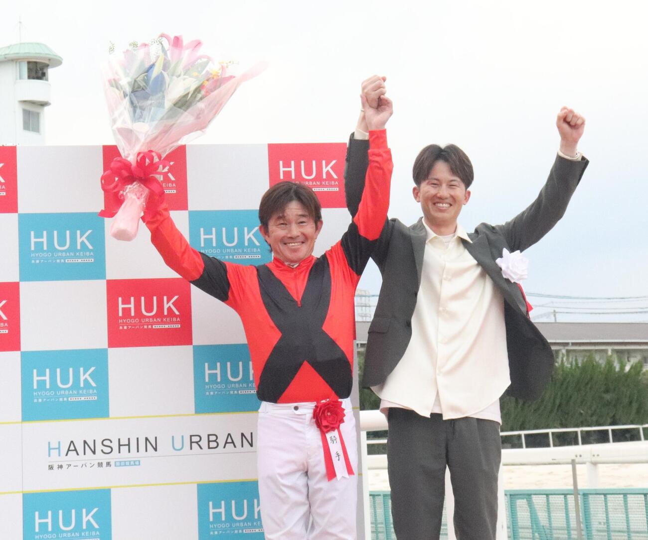ネクストスター園田の表彰式で小牧加也太騎手（右）から花束を受け取った小牧太騎手。2人そろってガッツポーズを見せる