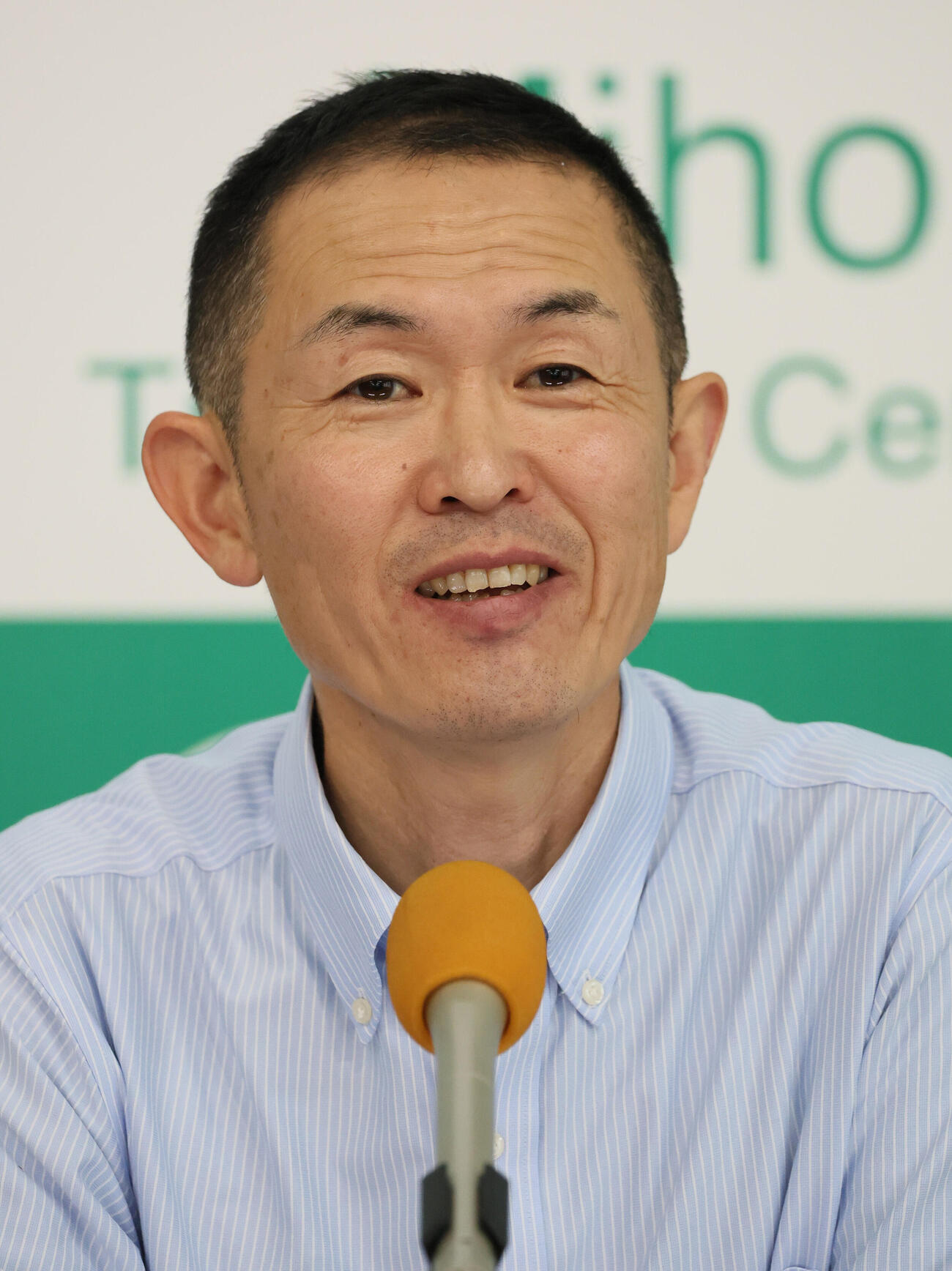 レガレイラの最終追い切りを終えて記者会見する木村哲也調教師（撮影・丹羽敏通）