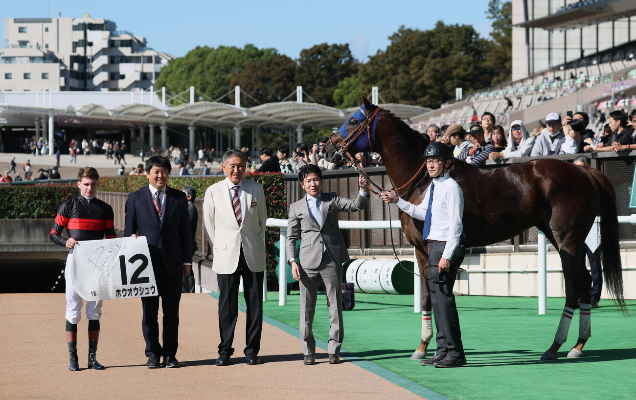 東京1R、2歳未勝利戦を制したホウオウシュウの口取りをするアレクシ・プーシャン騎手と田中博康調教師（撮影・丹羽敏通）