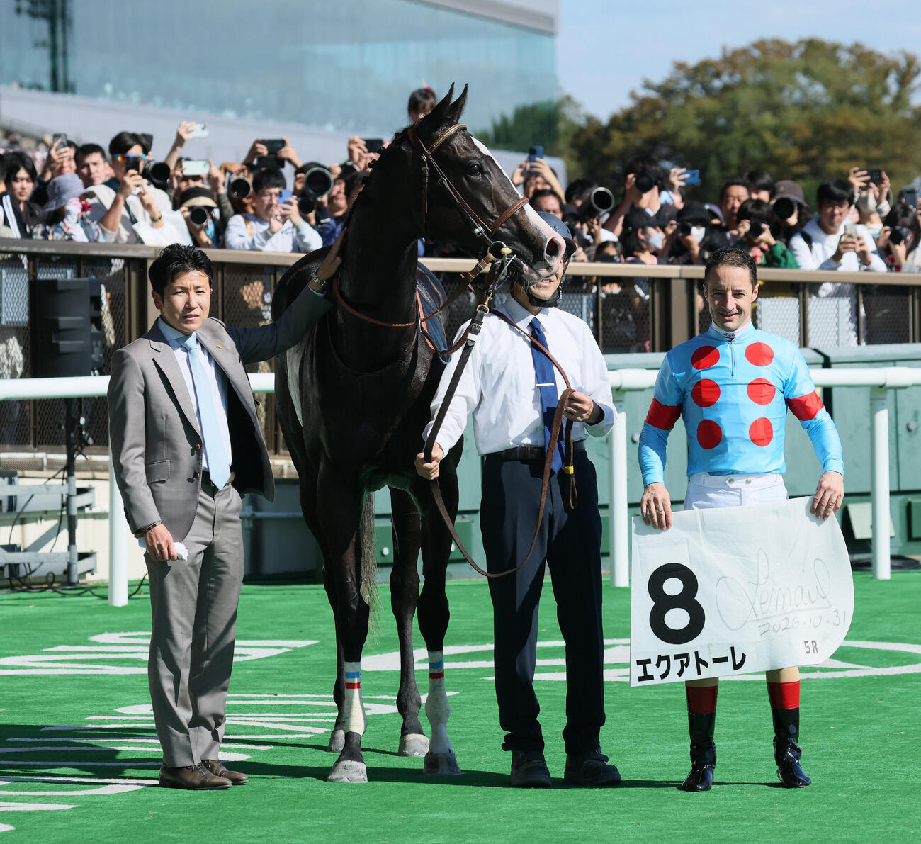 東京5R、2歳新馬戦を制したエクアトーレの口取りをする田中博康調教師とクリストフ・ルメール騎手（撮影・丹羽敏通）