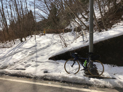 雪が残る山梨・道坂トンネル手前