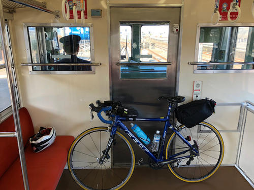 先頭車両に自転車を立てかけ、支えながら座る