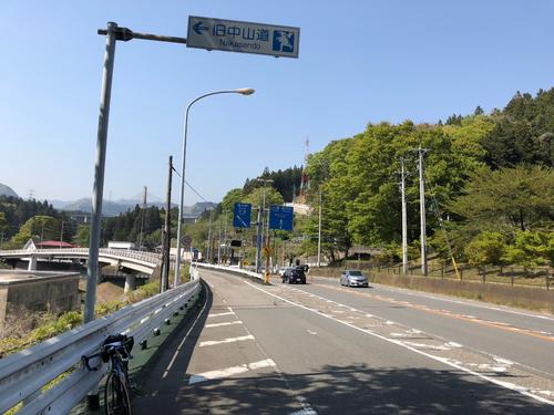 左へ行くと碓氷峠