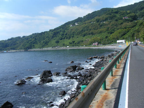 午前８時４８分、小田原・石橋付近の国道１３５号の海岸線