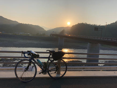 ２日目の夜明け、富士川沿いで朝日を浴びる
