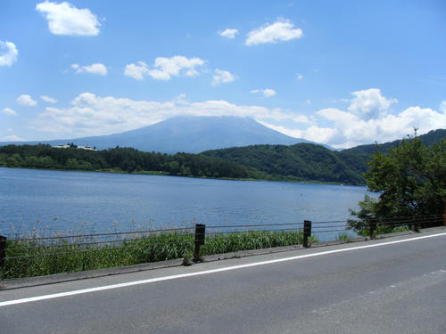 午前１１時５４分、河口湖。富士山には雲がかかっていた