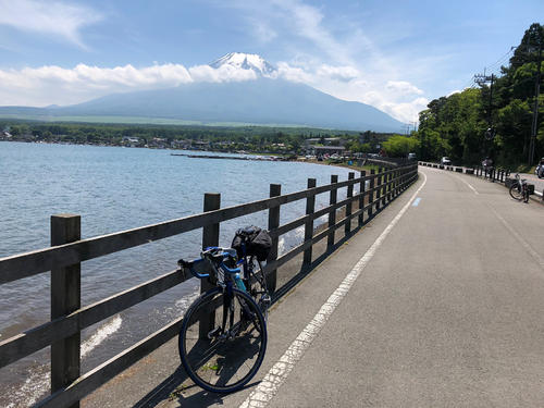 午後１時３６分、山中湖からの富士山。♪あ〜たまをく〜も〜のう〜えに出し