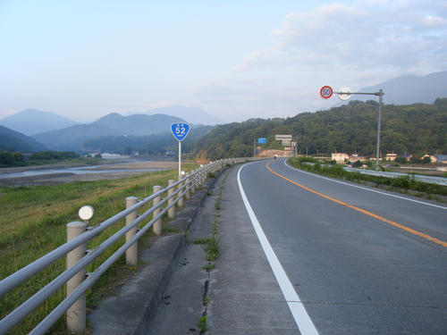 午前５時９分、国道５２号を走る