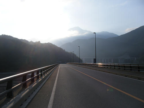 午前５時５４分、冨山橋を渡る。トンネルを直進すると本栖みち