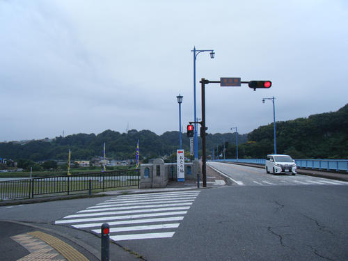 どんよりとした空の中、高田橋で相模川を渡る
