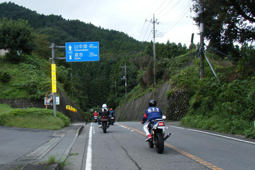 道志みちに入る。山中湖までは46キロ