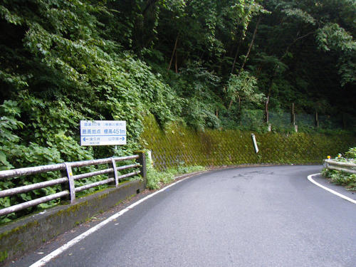 道志みちの神奈川県側の最高地点。標高451メートル