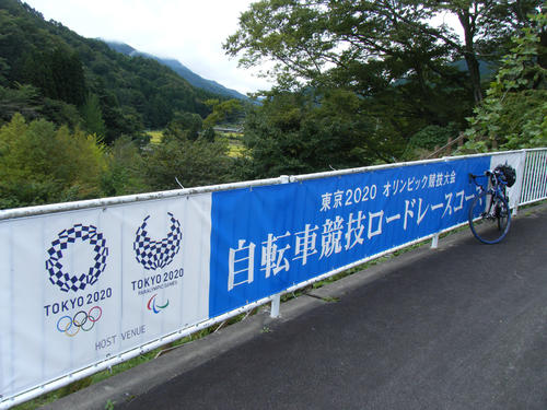 四里塚手前に掲げられた「自転車競技ロードレースコース」の横断幕