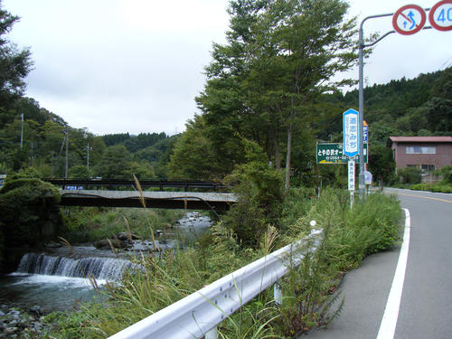 道志みちの長又付近。左は道志川