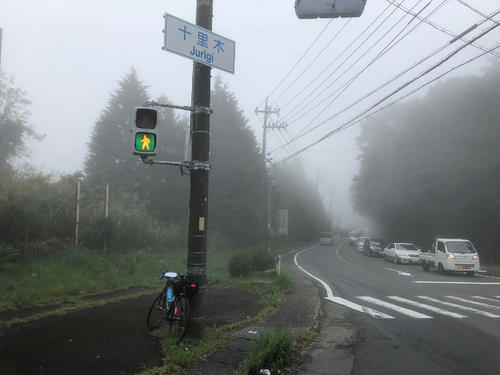 濃霧の十里木峠。この左手に富士サファリがある。またオリンピックコースはここを逆から上ってきて、富士サファリ方面へ曲がり、スノータウン「イエティ」へ向かって上っていく