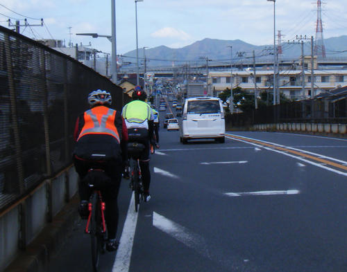 富士山がうっすら頭を出した（海老名市門沢橋付近の陸橋）