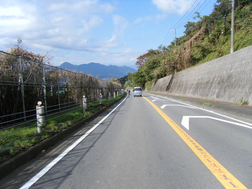 富士山の絶景ポイントでも見えず（大井町の東名高速横の下り坂）