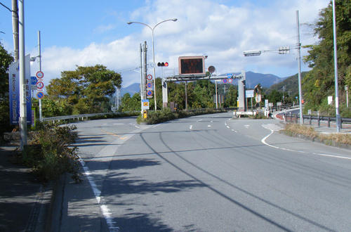 生土交差点。右が自転車通行禁止の国道２４６号。左が県道３９４号。ここから静岡県