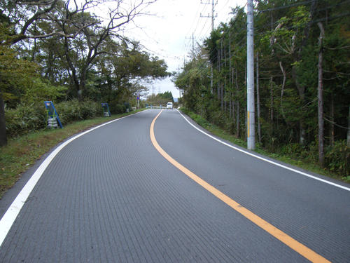 滑り止めが刻み込まれた、上りがきつい区間（御殿場市）