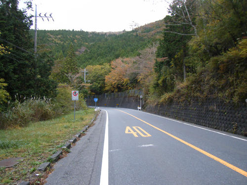 緩やかな坂が続く籠坂峠への国道１３８号（小山町）