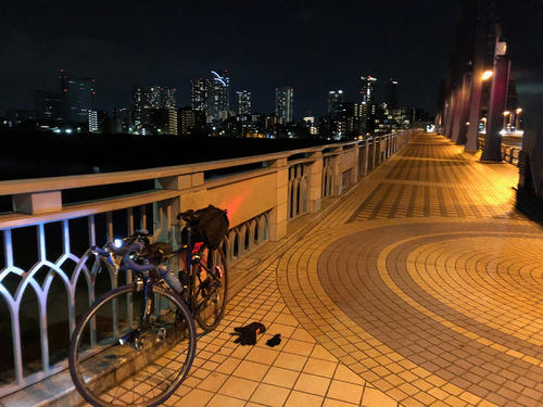 午後11時8分、丸子橋。向こう岸には武蔵小杉のタワマン