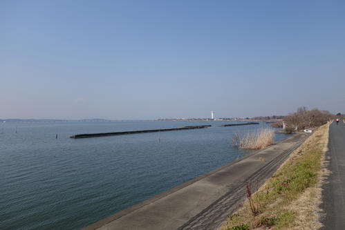 午後0時43分、遙かに霞ケ浦大橋 右前方は道の駅行方