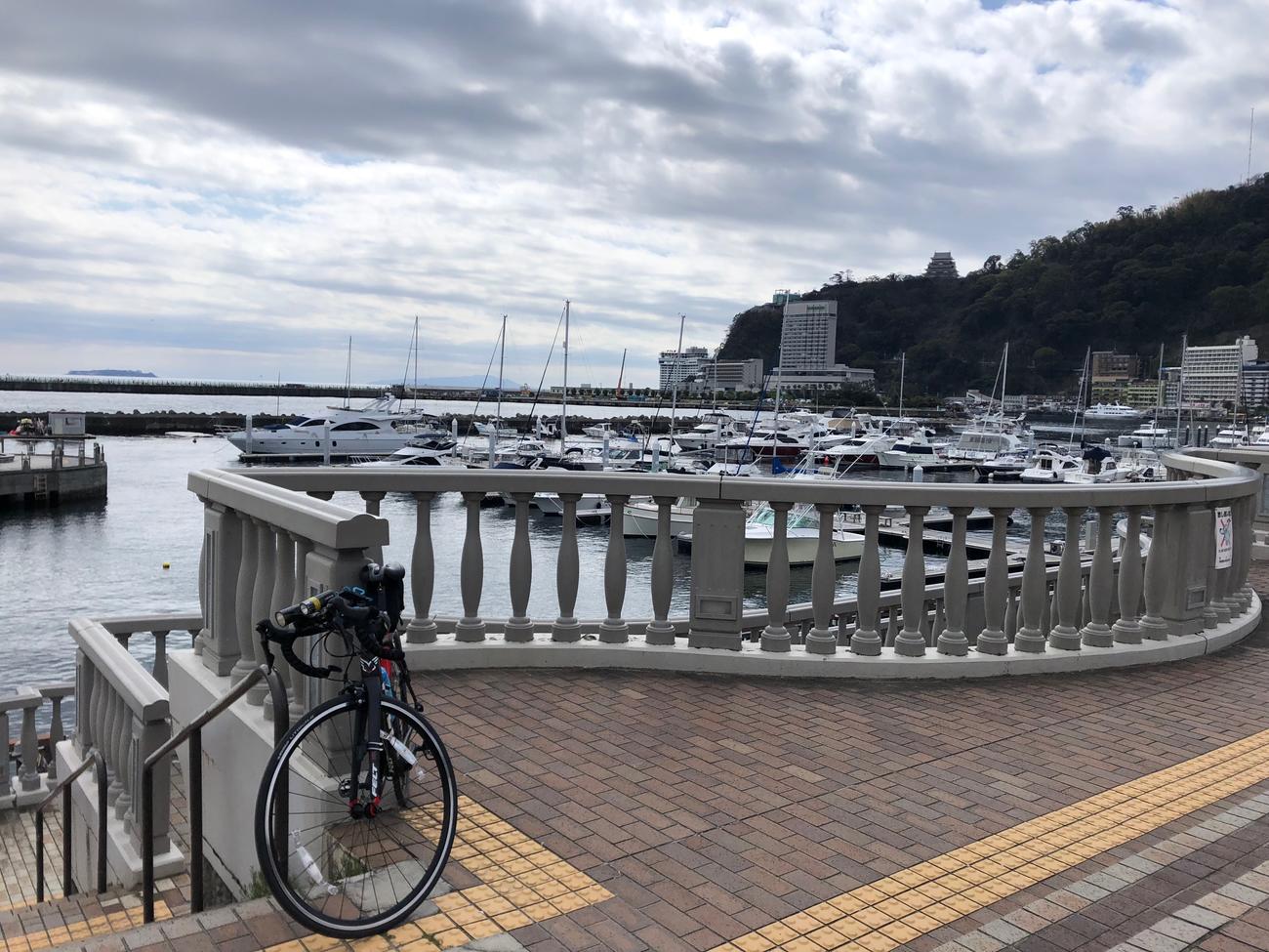 右手遥かに見えるのが熱海城
