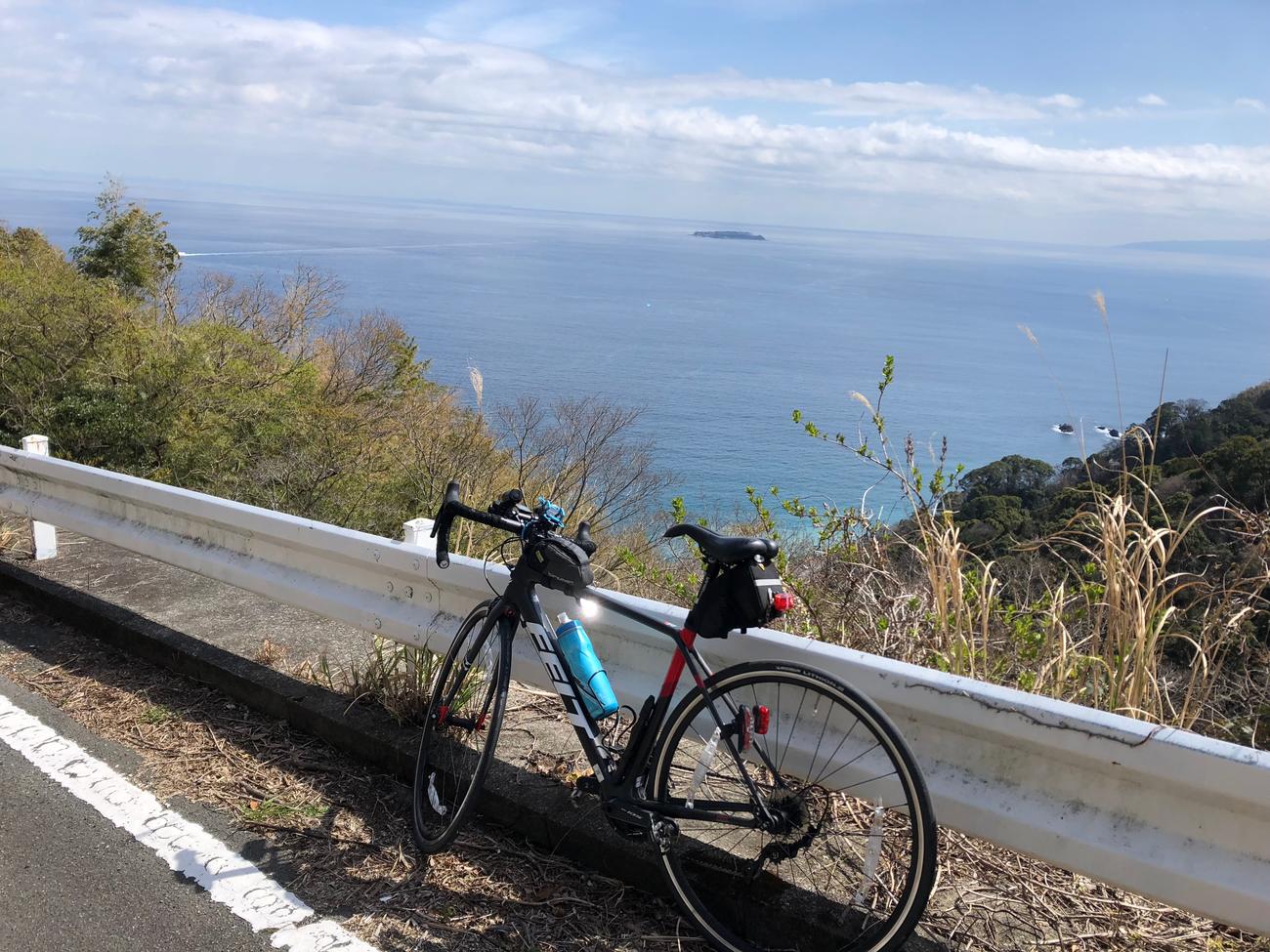 遥かにみえるのは初島か（下りで撮影）