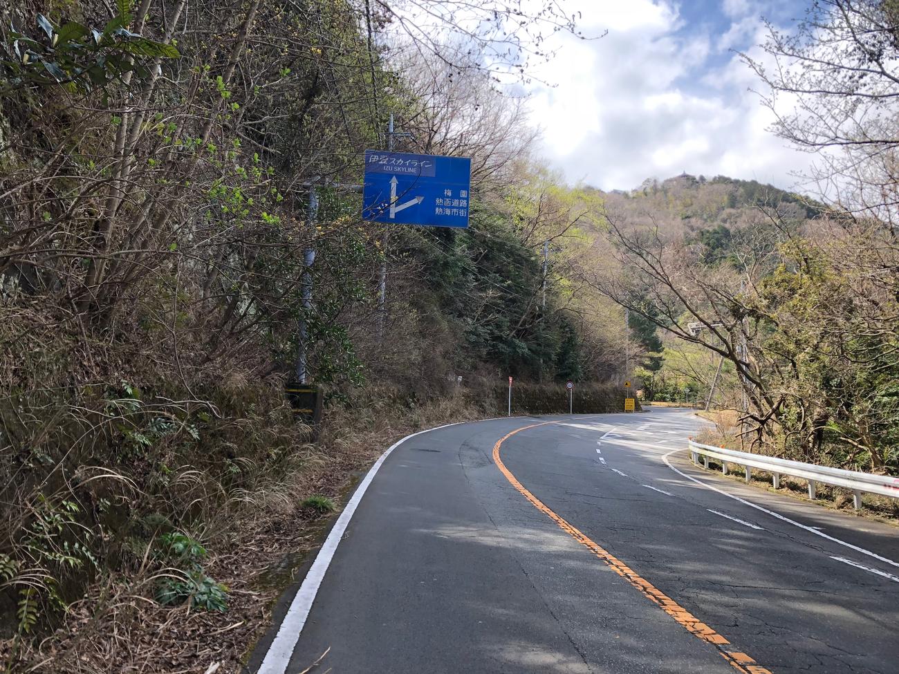 右へ行くと熱海梅園。直進は伊豆スカイライン方面